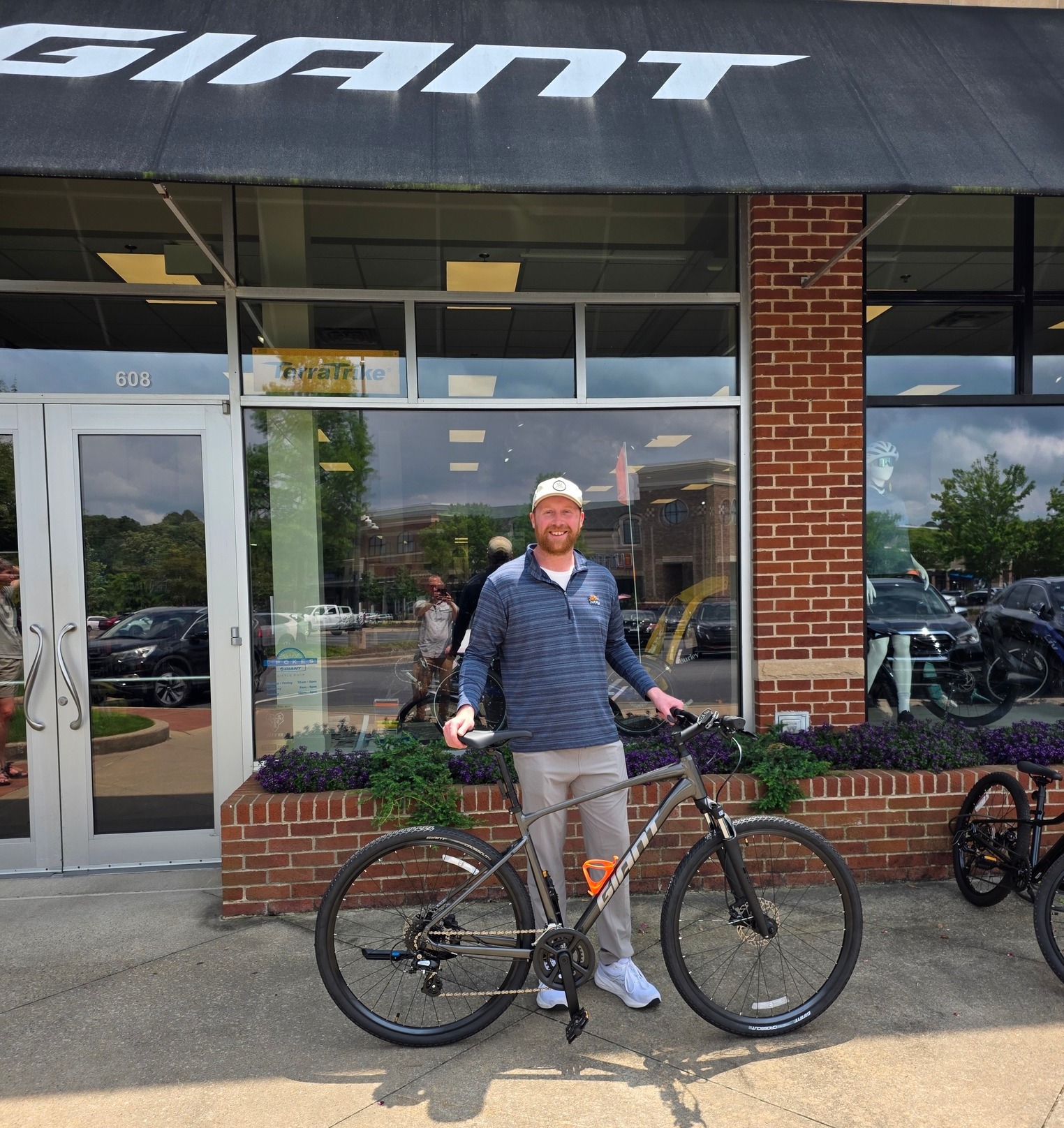 giant roam hybrid bicycle 4 Disc - Sapphire allowing easy cargo capacity for daily trips or longer treks. 2019 Giant Roam 2 Disc