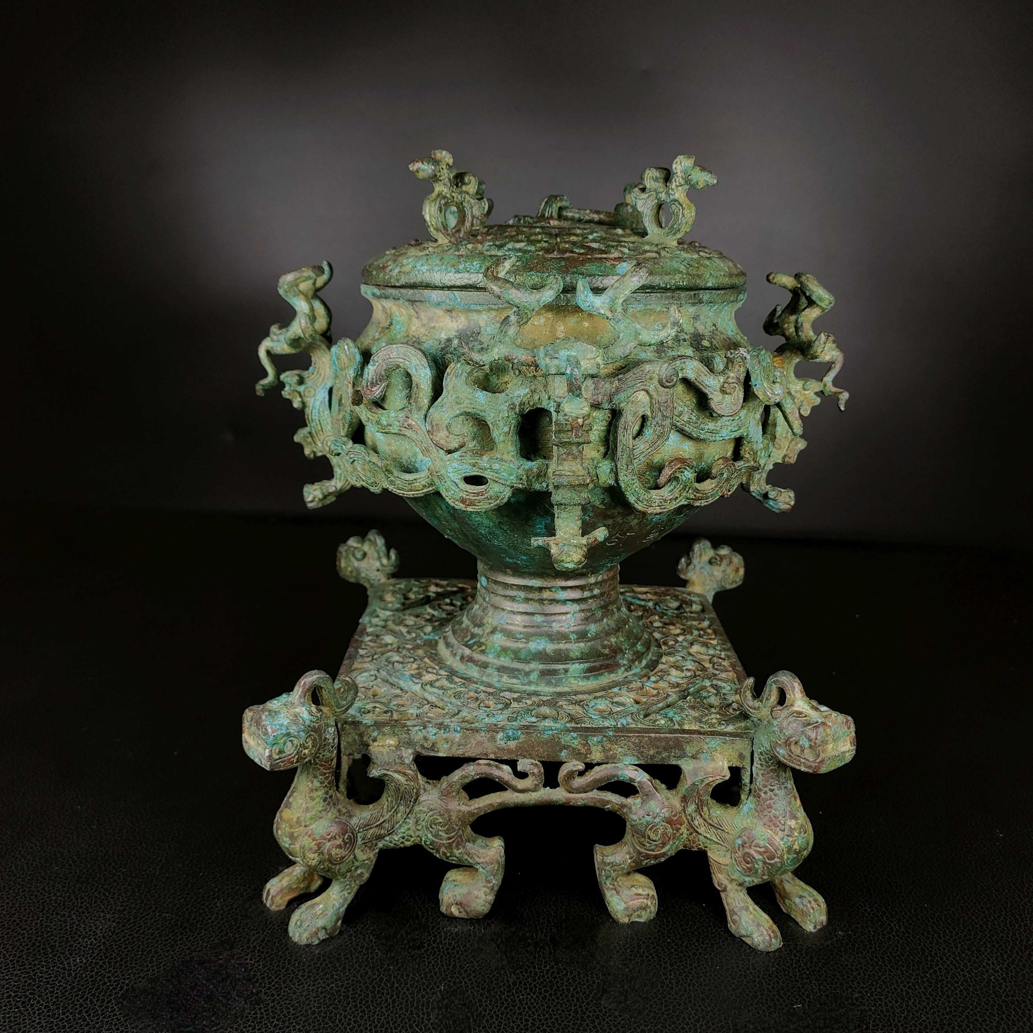 舊藏｜鏤空蟠螭紋青銅豆】 古禮器青銅豆，為上古宴饗祭祀盛食禮器。 高