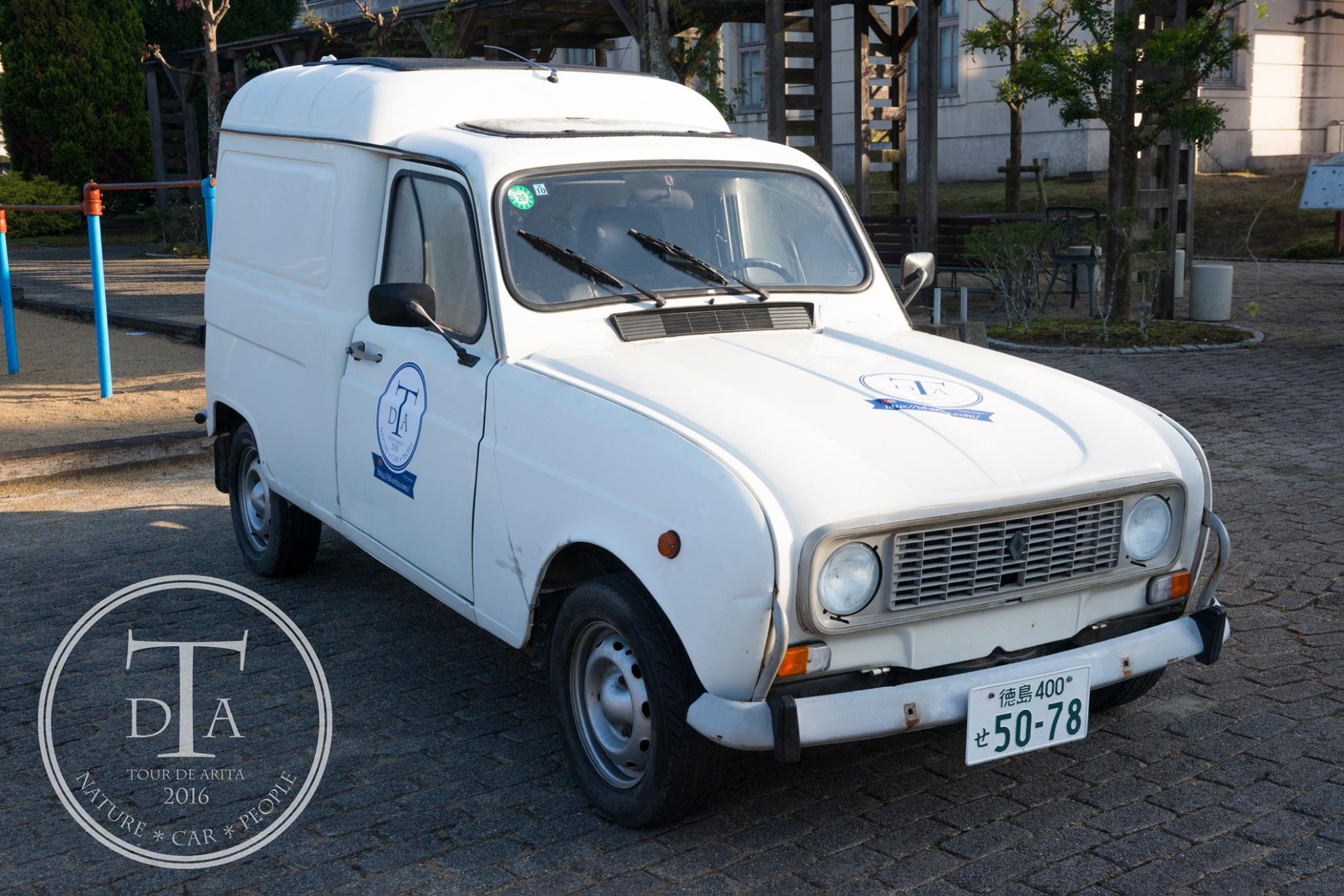 今日は、TDAのオフィシャルカーのこちらをご紹介しましょう。 RENAULT 
