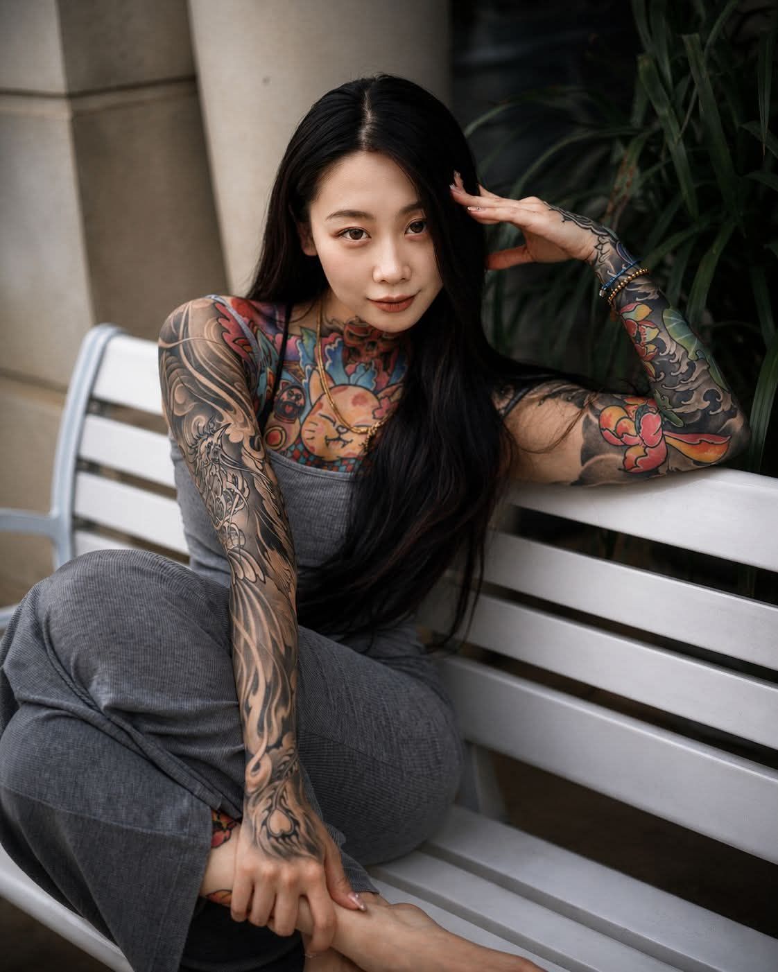 DEATH NYC ZS11 超希少！最終在庫ラスト1枚　#タトゥーgirl Danny Velásquez added a photo to the album: JAPONESE TATTOO GIRLS 🇯🇵
