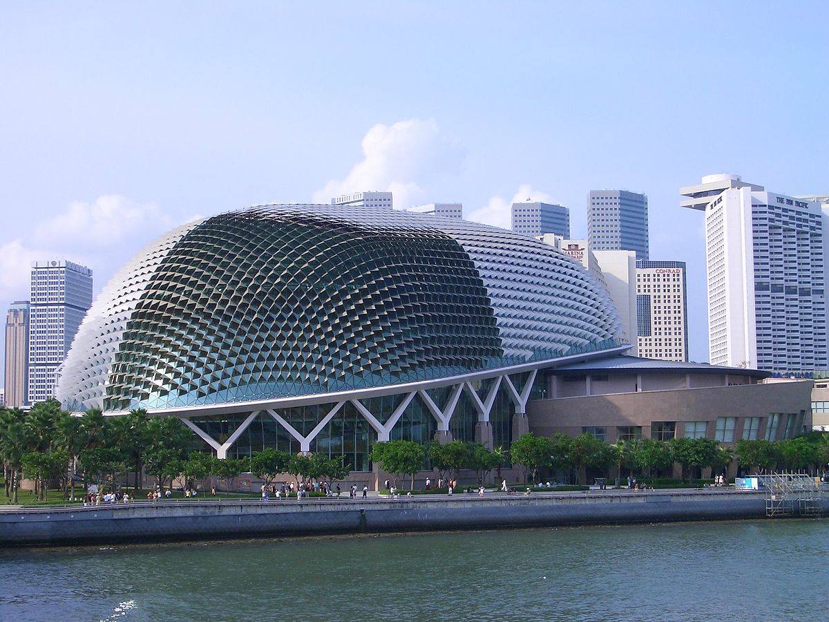 跟著錢幣鈔票去旅行 濱海藝術中心 Esplanade Theatres On The Bay 內有音樂廳 劇院 圖書館 購物中心 及餐廳 四樓為戶外開放空間 維基百科 Facebook