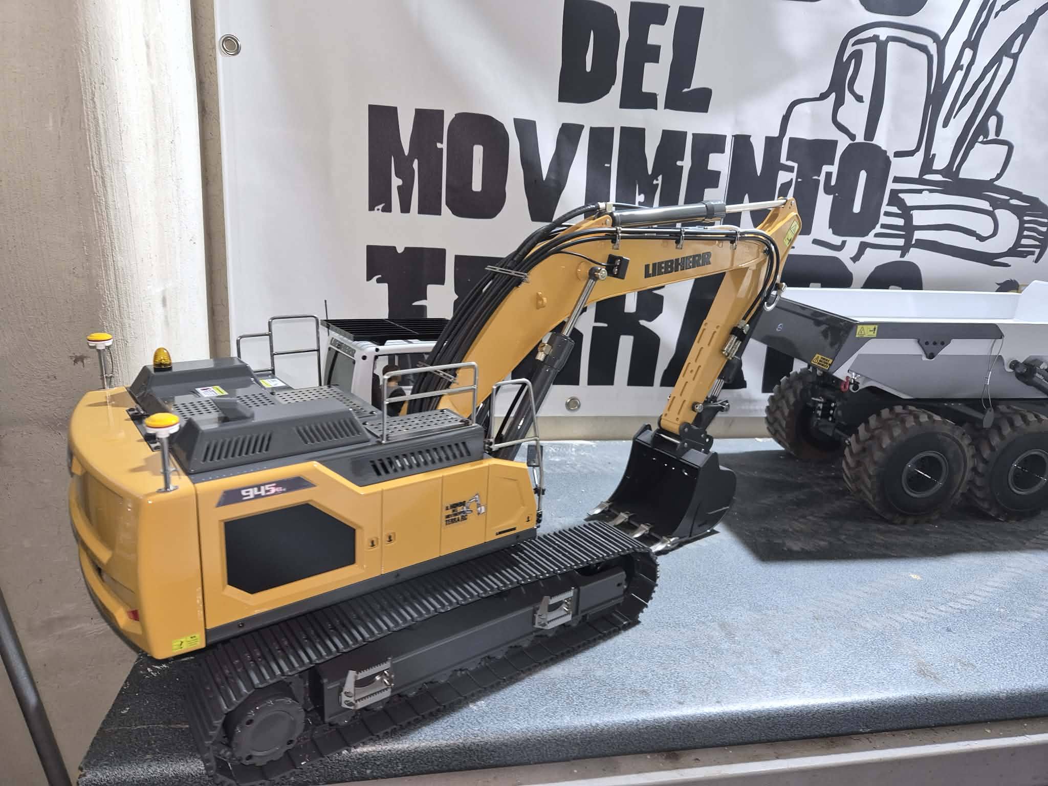 Excavatrice hydraulique RC 1/14 R946 946-3 Pelle sur roues avec contrô Excavatrice hydraulique RC 1/14 R946 946-3 Pelle sur roues avec contrô