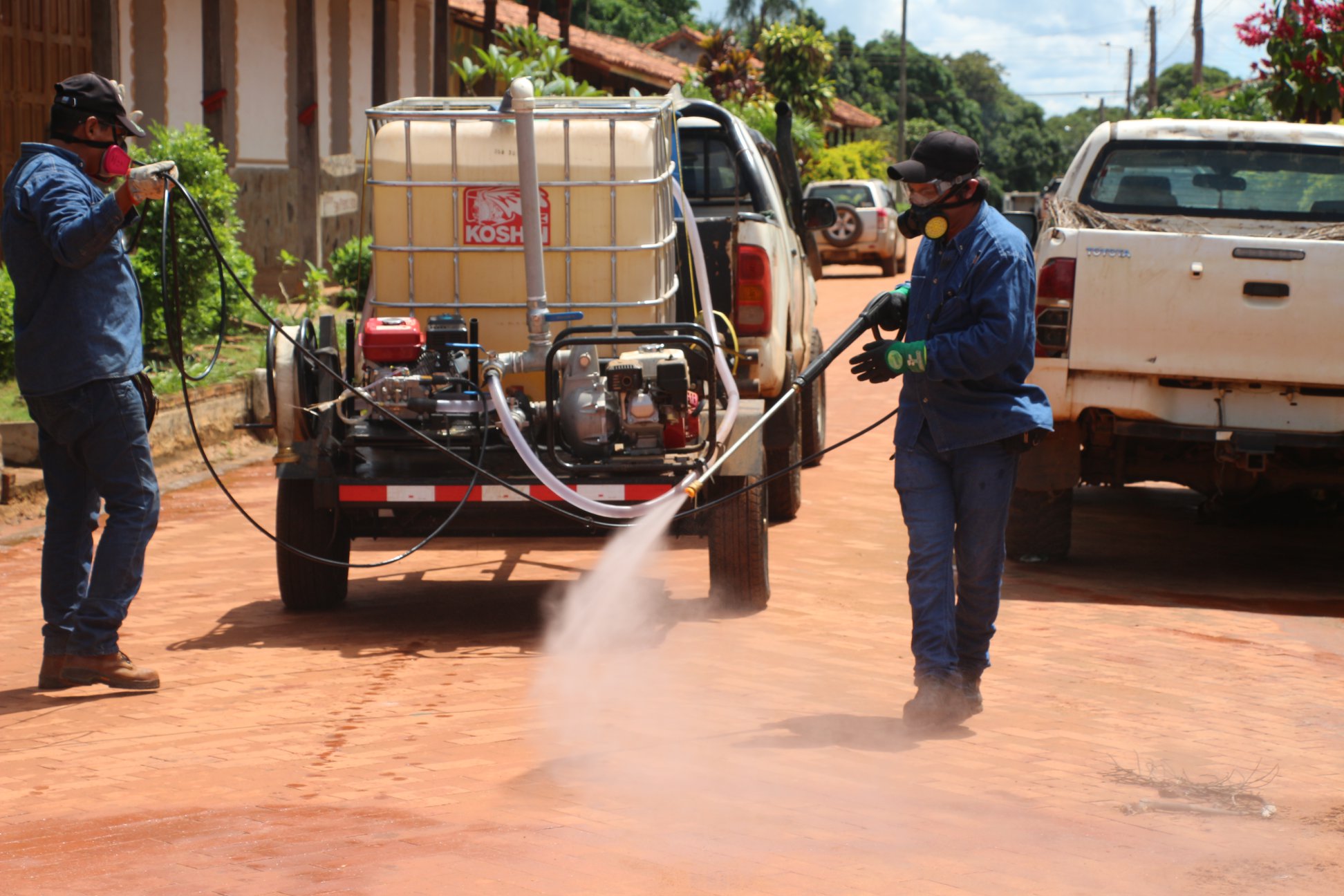 Fumigan calles y hospital... - Subgobernación Ñuflo de Chavez