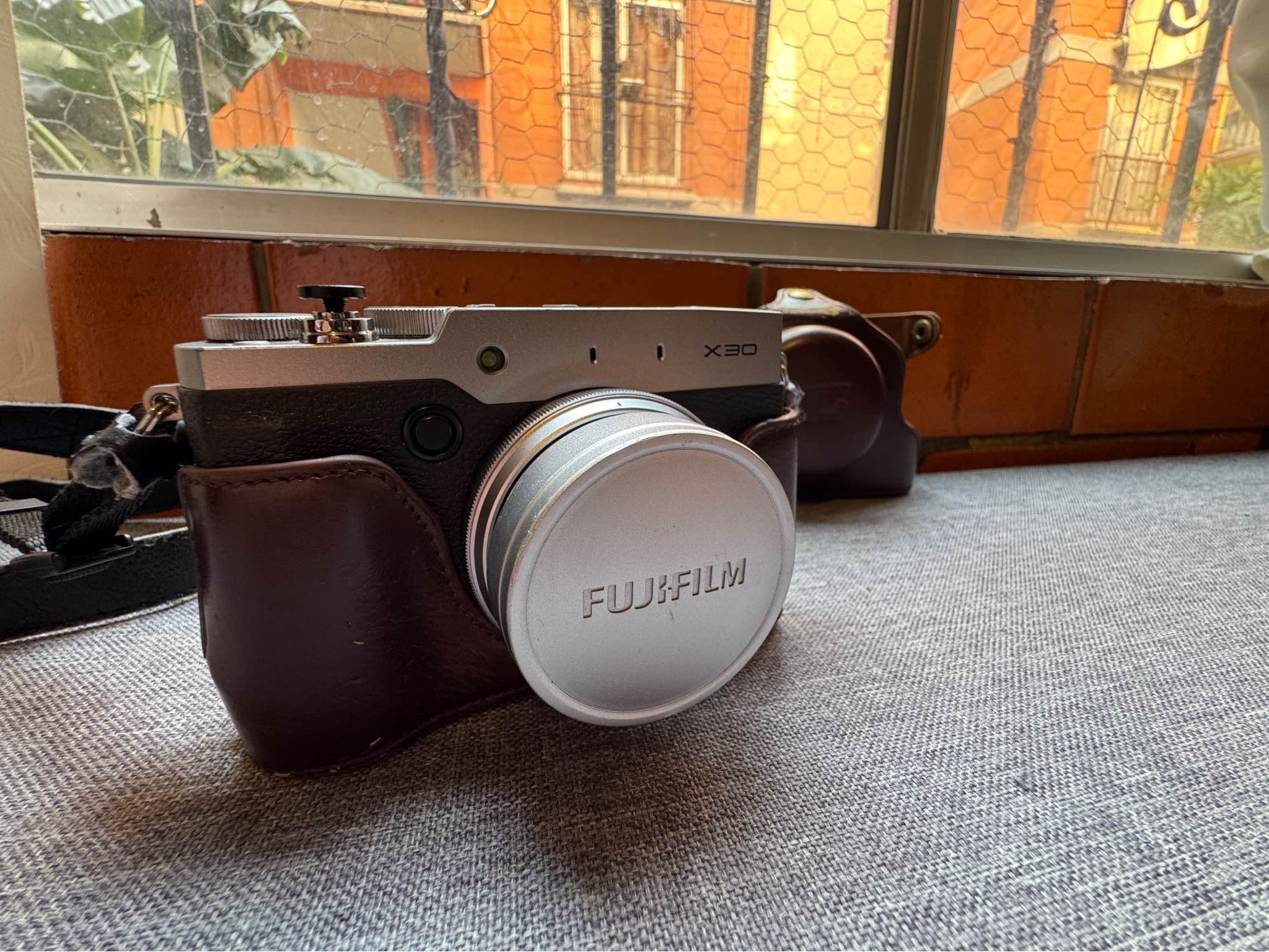 Cámara Compacta Fujifilm X30 Con Sensor X-Trans CMOS II De 12 MP, Zoom Manual 4X, Visor OLED Y WiFi, Ideal Para Fotografía Creativa, Color Negro