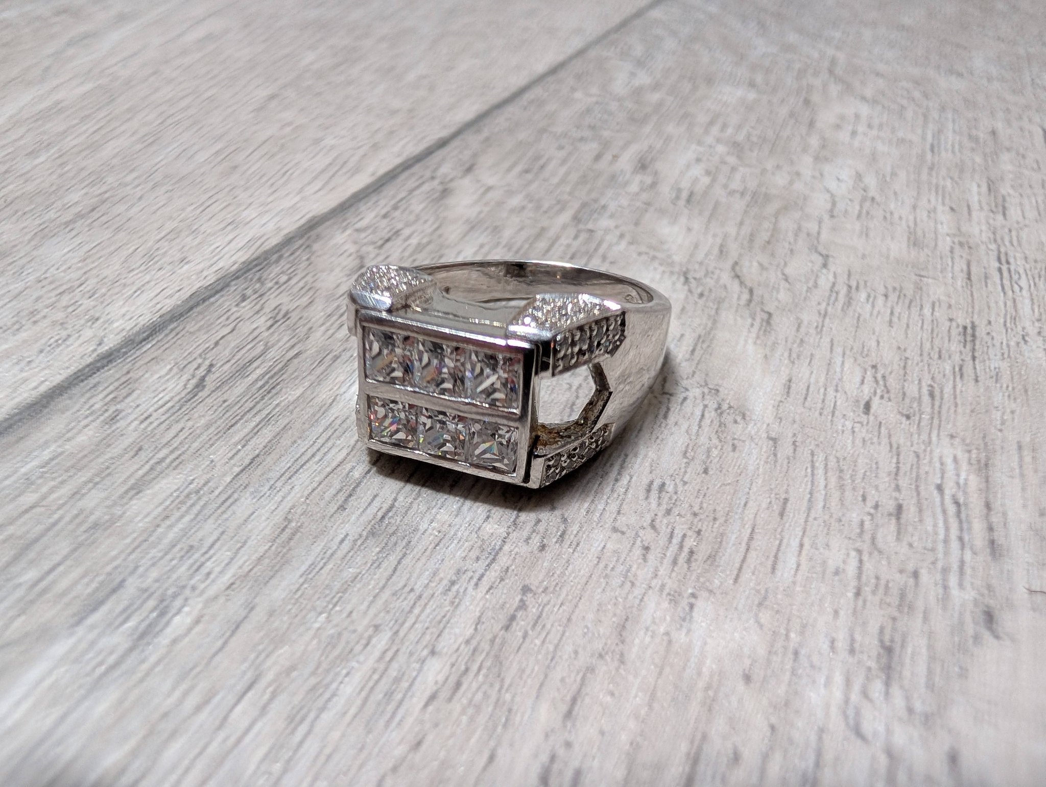 Hello I have this ring which has these marks on the inside and I 