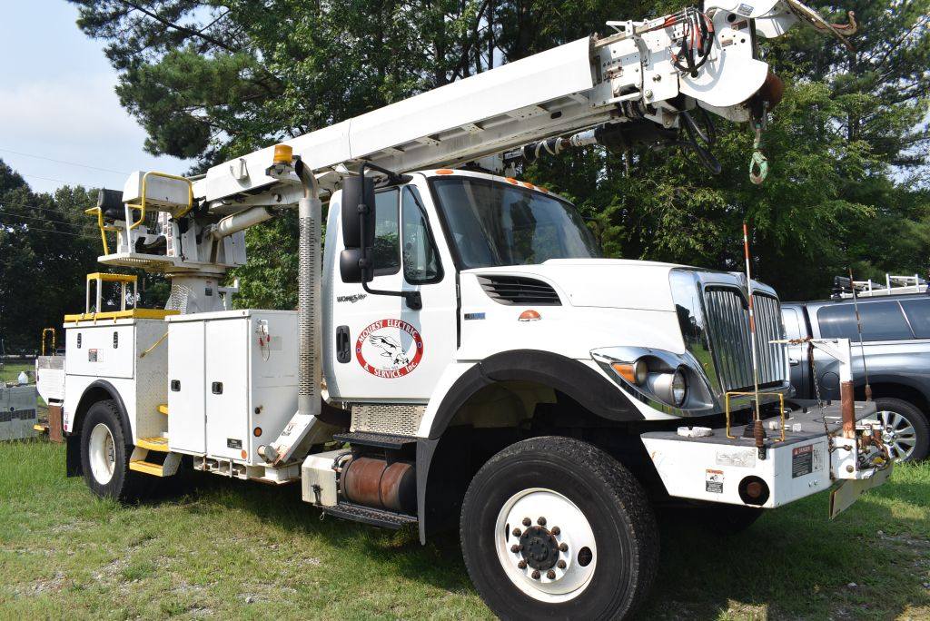 ハッピー KNIGHTDALE, NC | September 1 | Digger derrick crane, boat, Bobcat