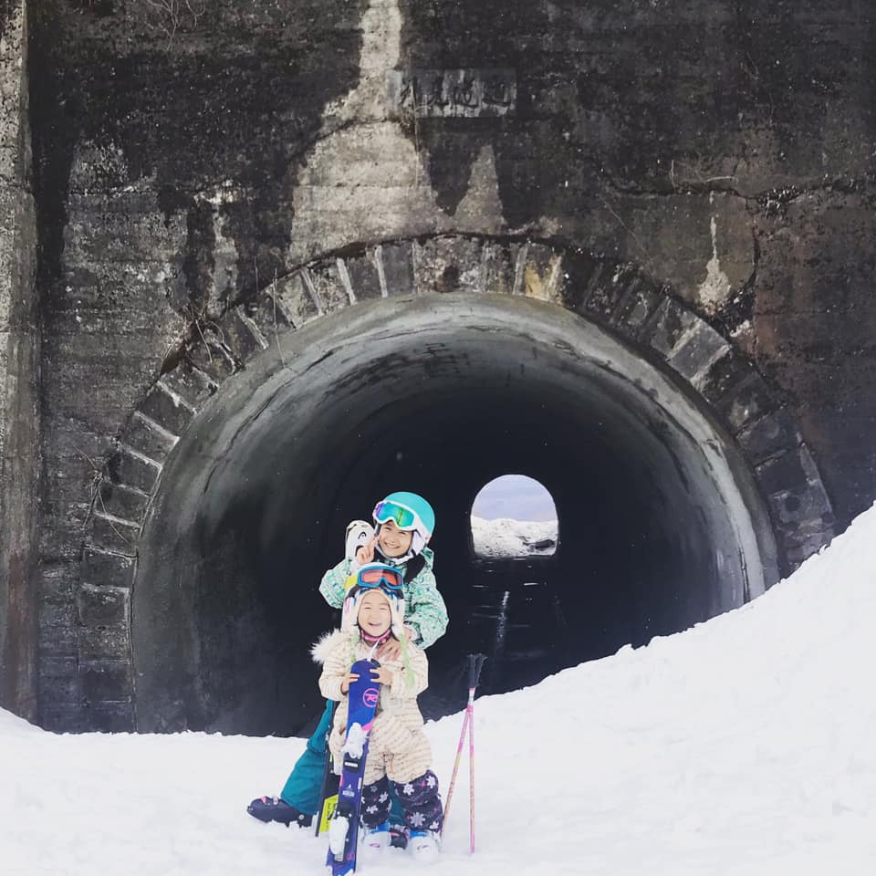 Japow House Myoko トンネルの中は少し暗いけど そこを抜けると明るい未来が待ってる って英語でなんていうの By Brian Dukie In The Middle Of The Tunnel The Light Is A Little Darker But Once You Come Out A Bright Future Is Waiting