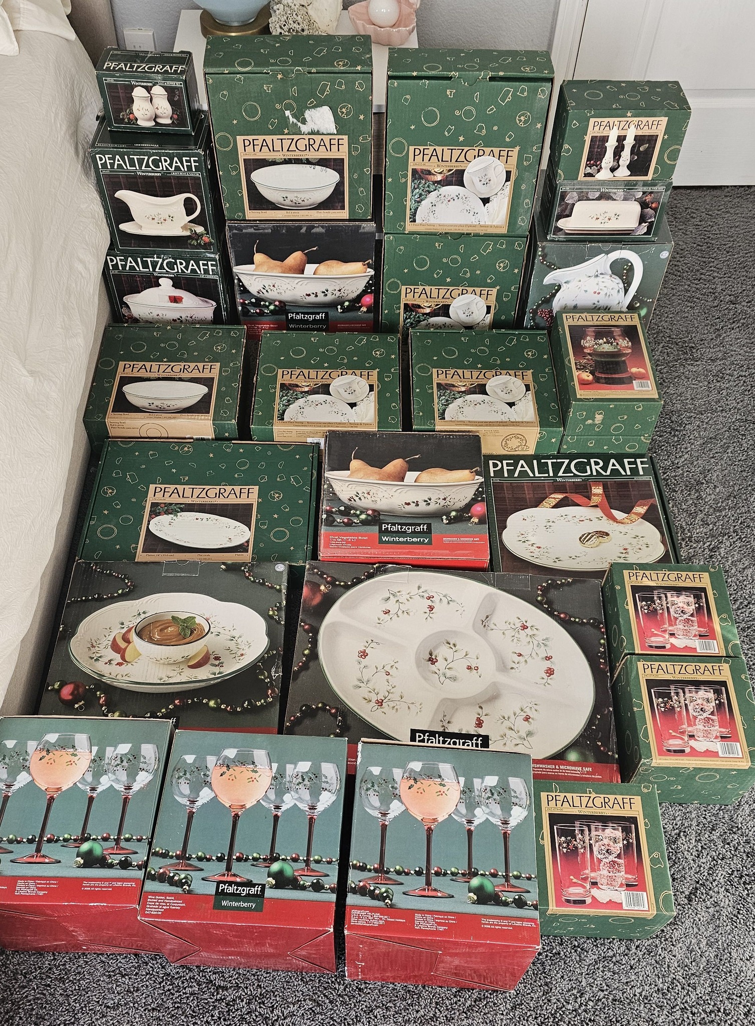Pattern: Classic Christmas Heritage by Pfaltzgraff featuring a