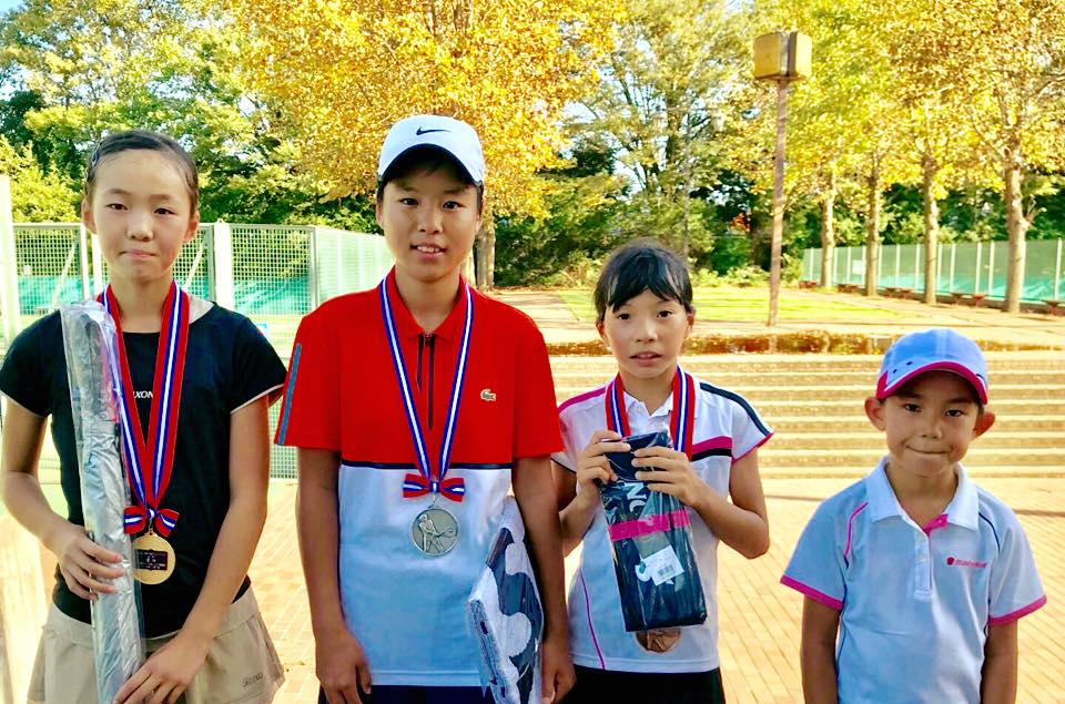 千葉市テニス協会ジュニア委員会 紅葉の中で行われた 小学生テニス大会 女子の部 で入賞の皆さんです おめでとう Facebook