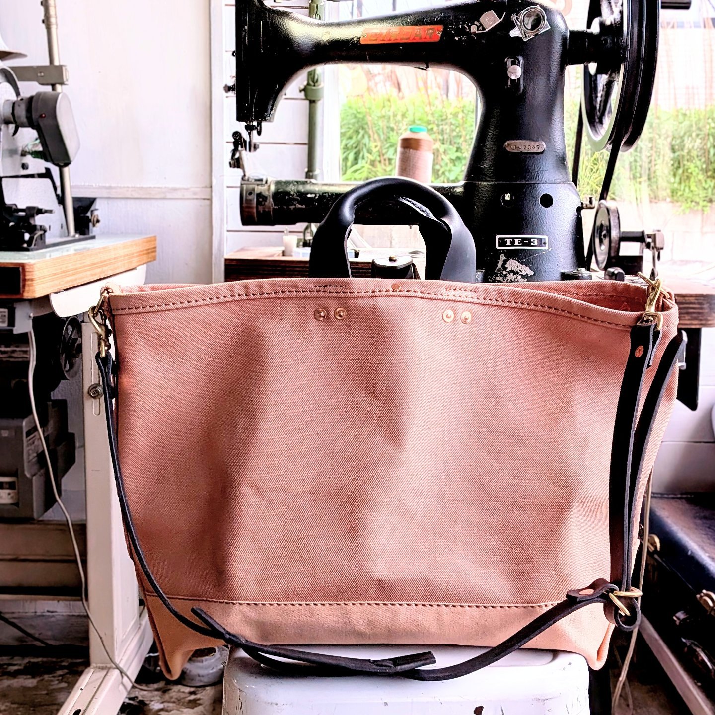 Foremost さん別注NAVY×BLACKのトートを制作させて頂きました。 縦長