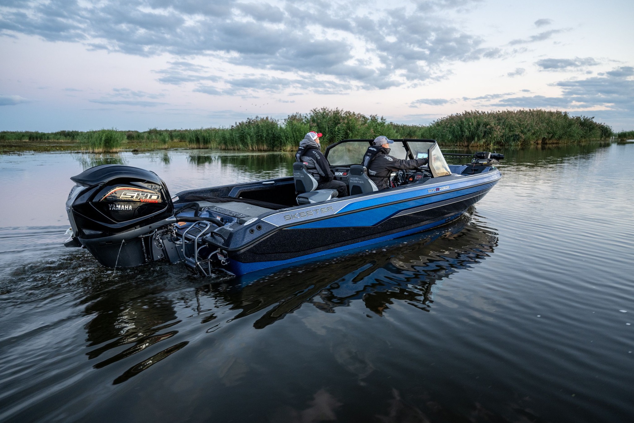 ムーン Experience the ultimate freedom on the open water with the
