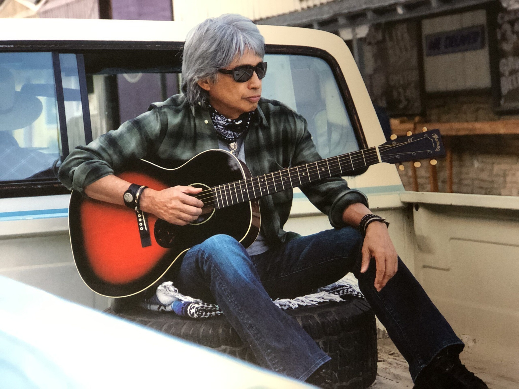 おはようございます☺浜田省吾さんアコギ姿かっこいい♥素晴らしい 