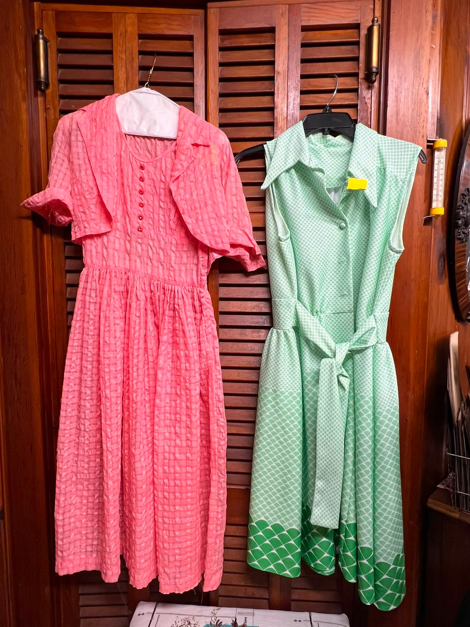 Funky vintage threads. One whole room of purses 👛 , shoes 👠 , belts, formal dresses, 👗, fashion dresses, jewelry and accessories. #vintagefinds #vintageclothing