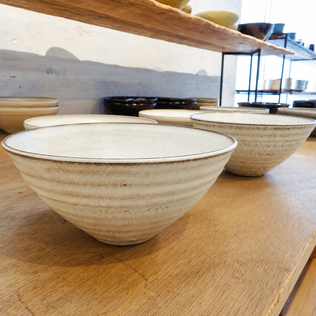 明日から始まります企画展、 「吉野瞬 器展」のご案内です。 今回の