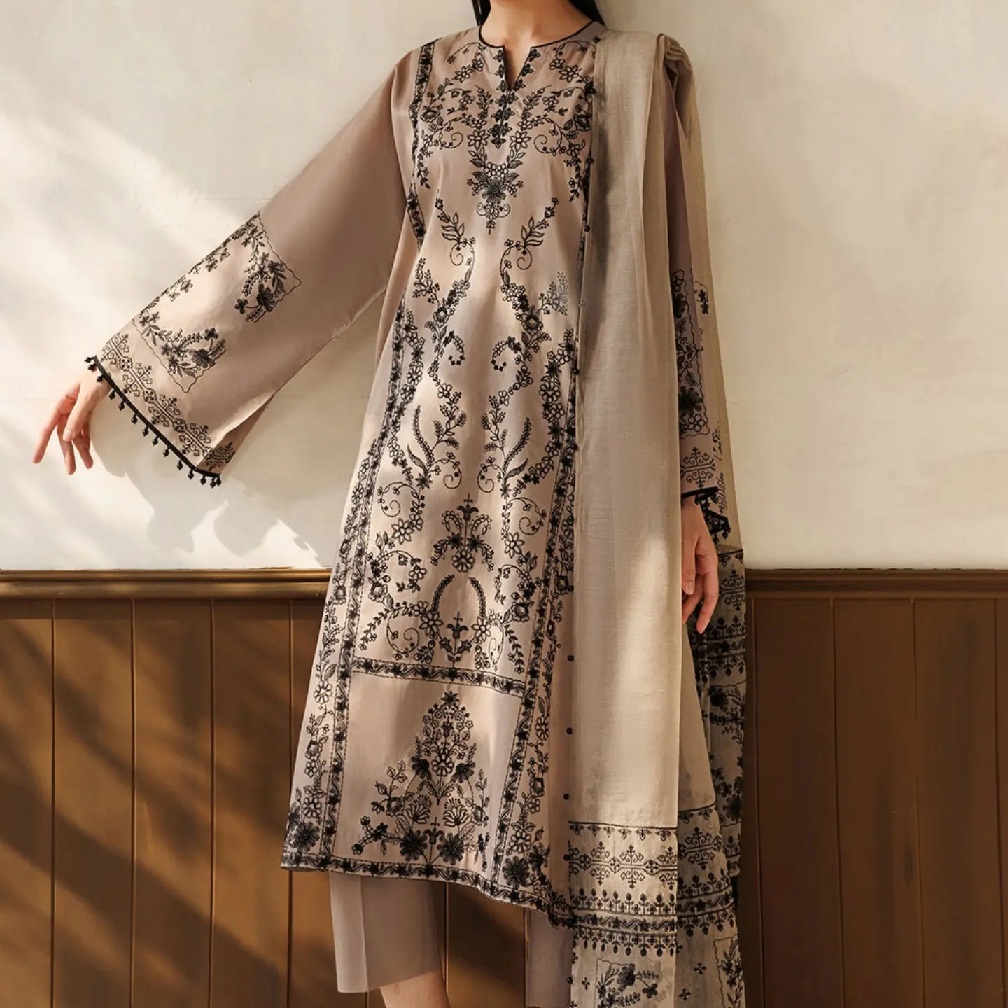 embroidery winter dress luxury Baroque peachwool embroidered suit Faisalabad Size:EU 35/US 5 The embroidered pattern adds RGroup_AW-PD-10985 Sweetheart Wine Red Color