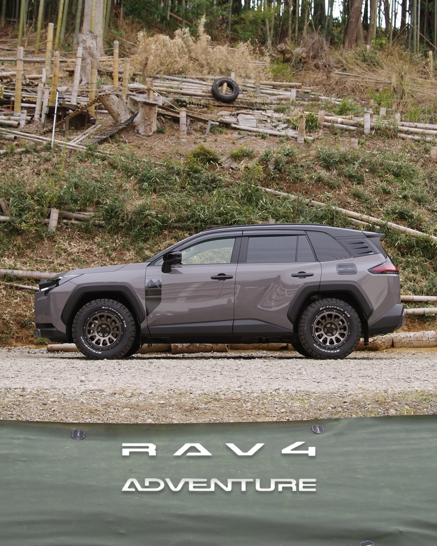 納車間もないRAV4アドベンチャー デルタフォースオーバル マット