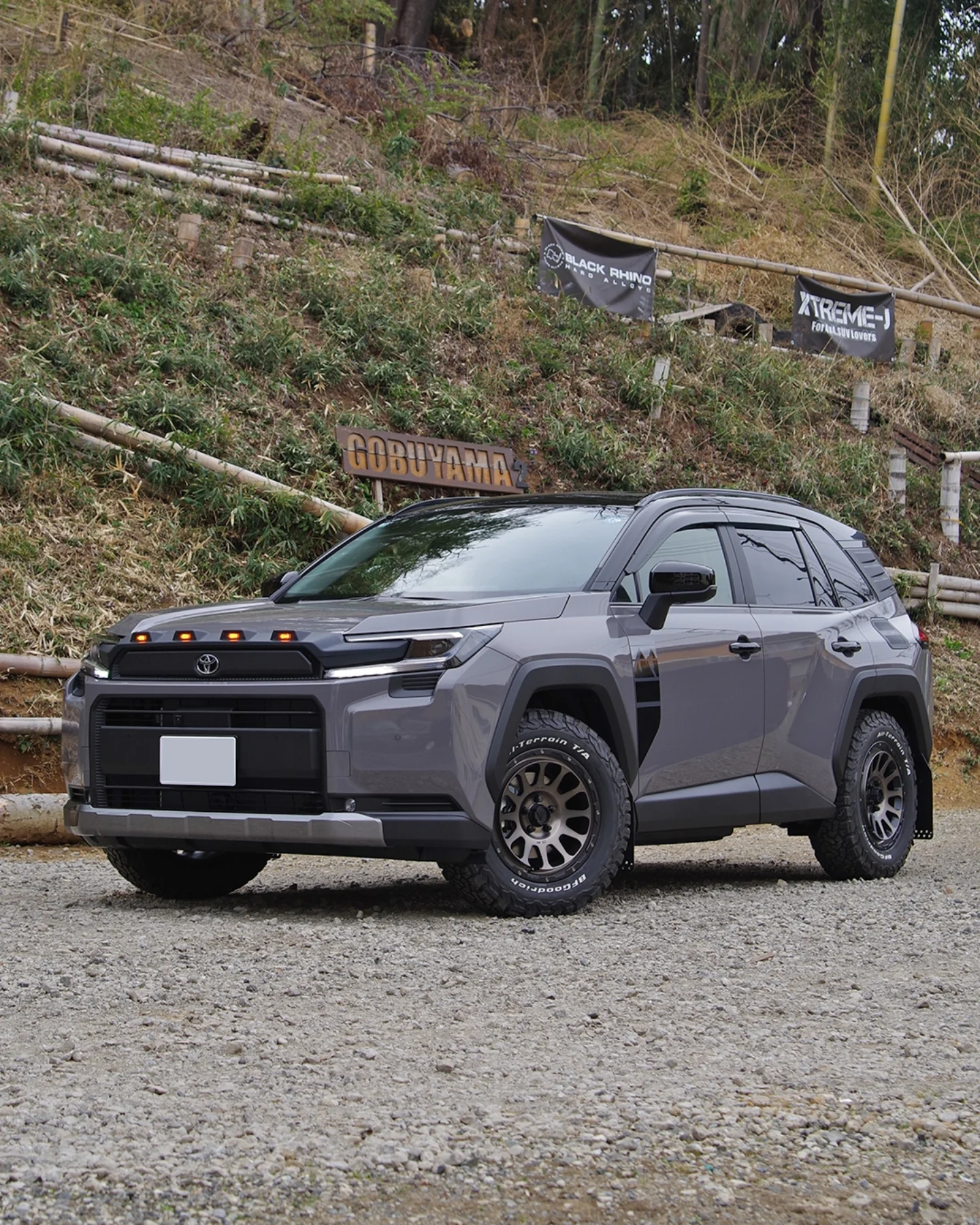 納車間もないRAV4アドベンチャー デルタフォースオーバル マット