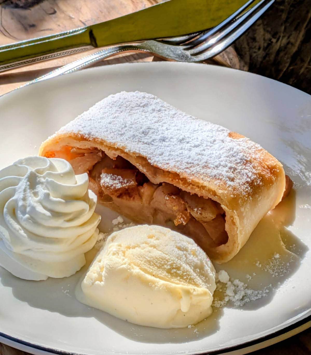 🍒ドイツのショートケーキは大きな一口でペロリ⁉😋「黒い森の