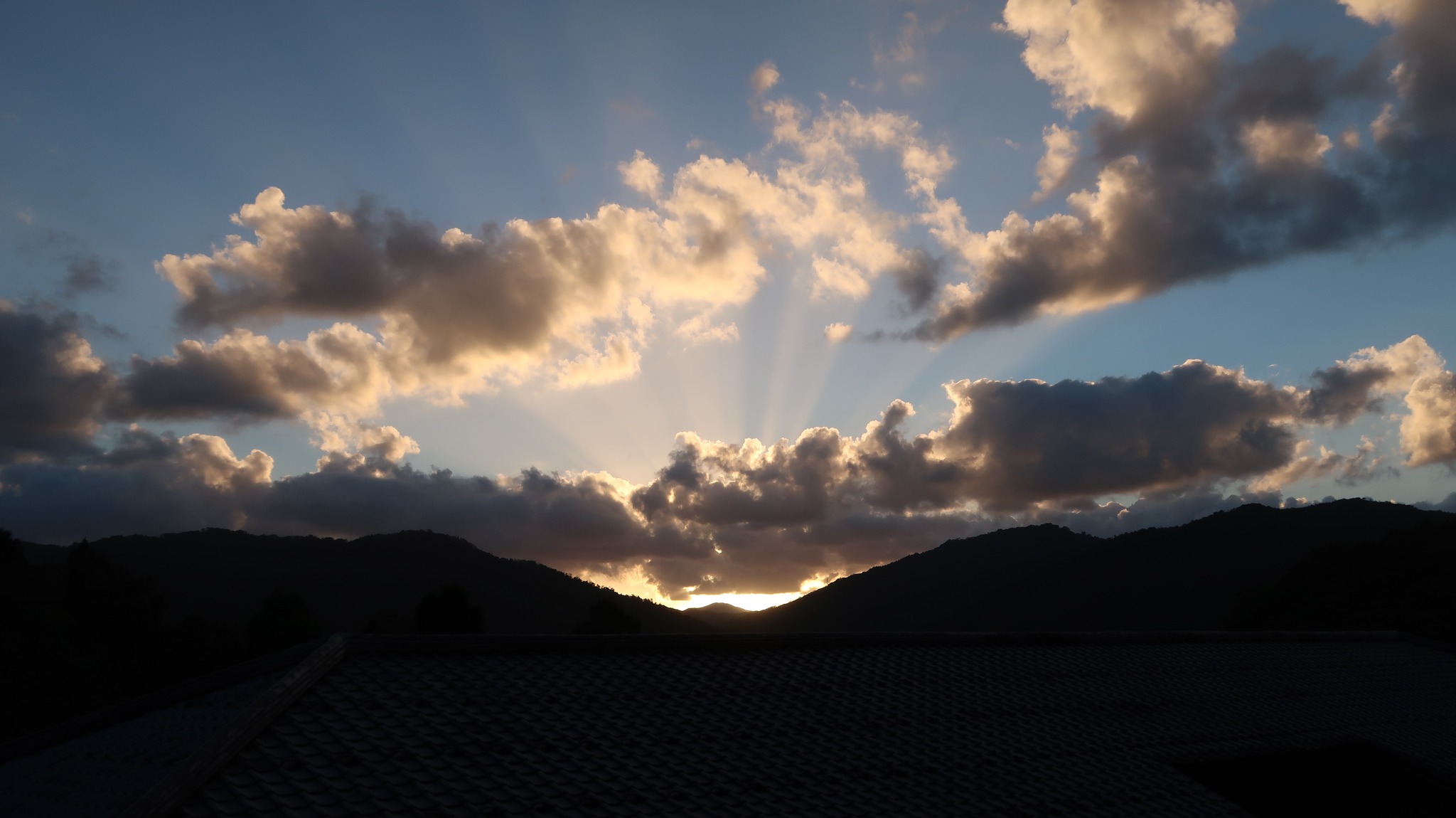 ドラマチックな秋の夕暮れ