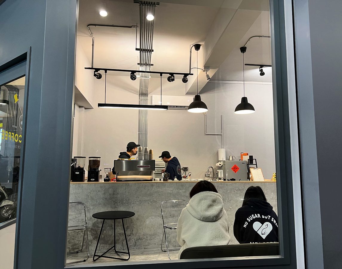 天冷雨大，街道可預期的冷清，屋裡很暖，裡面坐。... - 引咖啡 IN Coffee Shop | Facebook