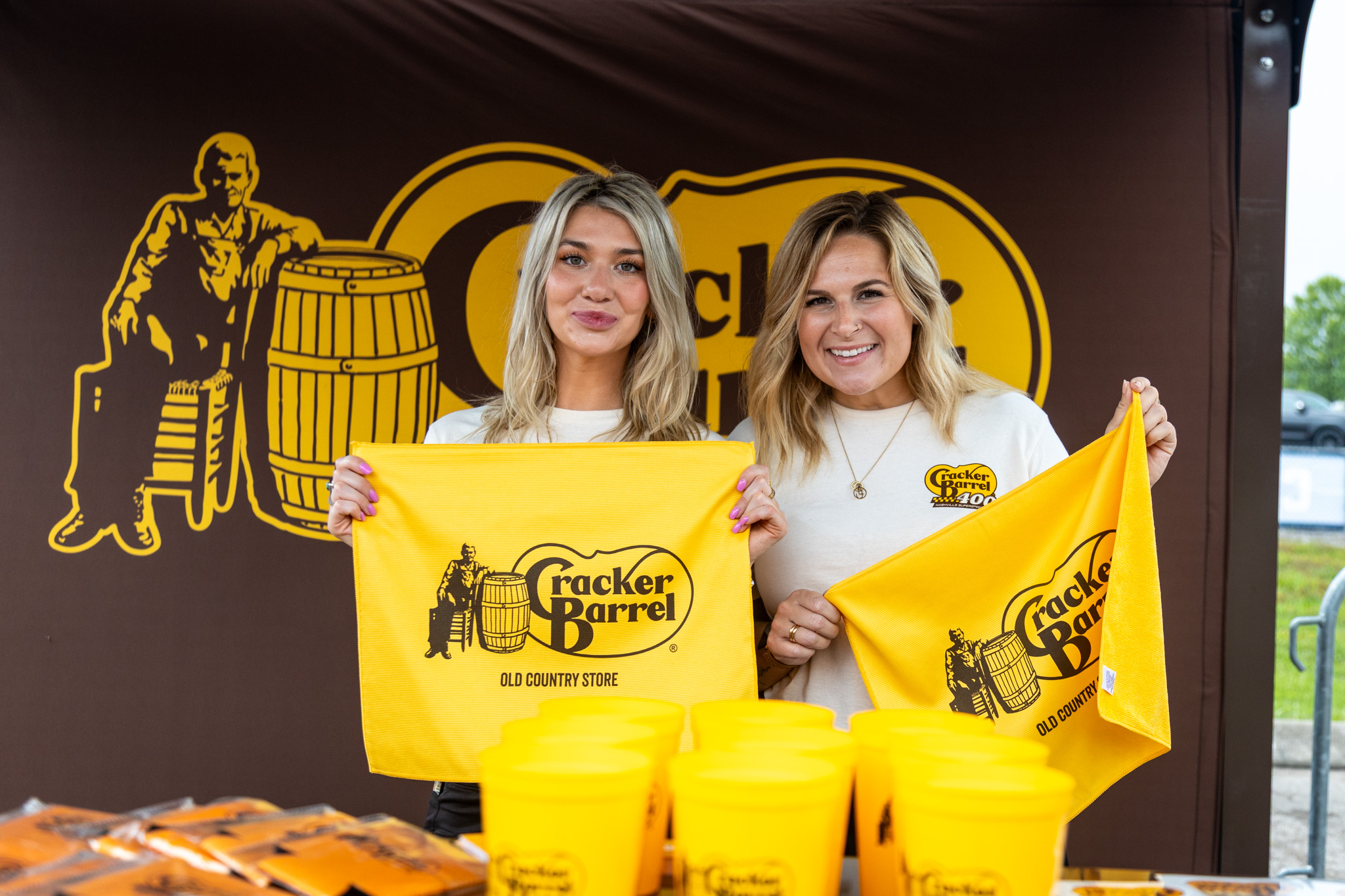 【weekends ウィークエンズ】テリアとボール Vegas race fans, fuel up during the weekend with a stop by Cracker