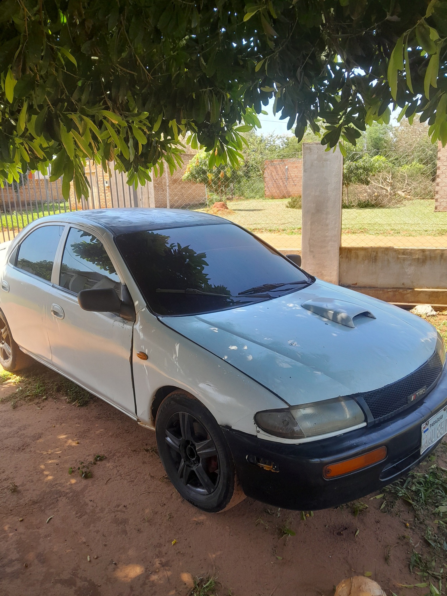 Vendo Mazda allegro 323 cole pato modelo 1995 motor 1600 tiene  