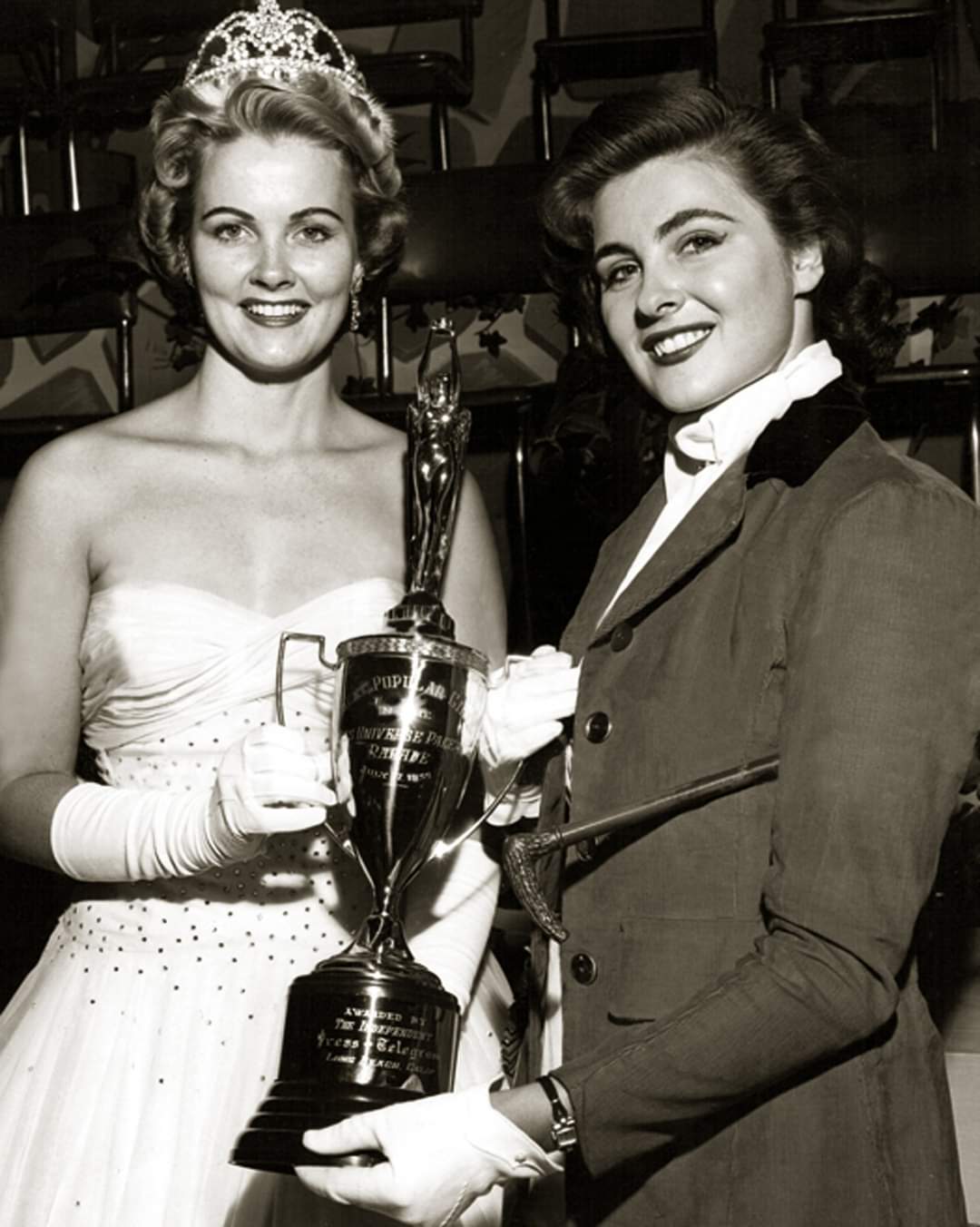History - Margaret Rowe de Inglaterra recibe el trofeo que la acredita ...