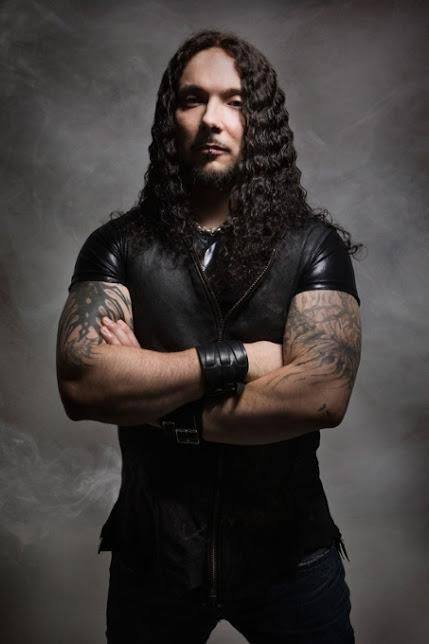 Jan Axel Blomberg, conocido como Hellhammer, es un músico noruego