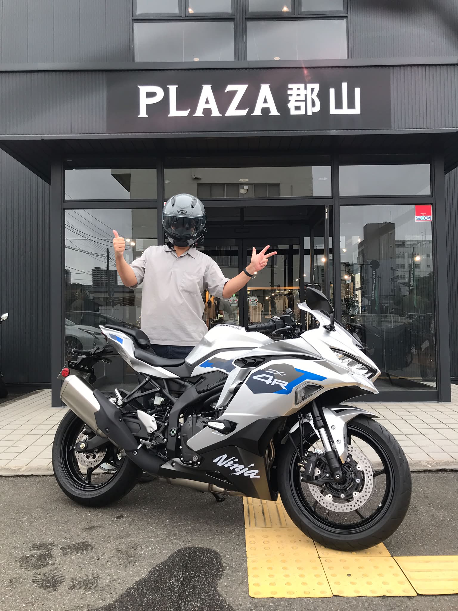カワサキ プラザ郡山です。お客様にNinja ZX-4RSEをご納車させて