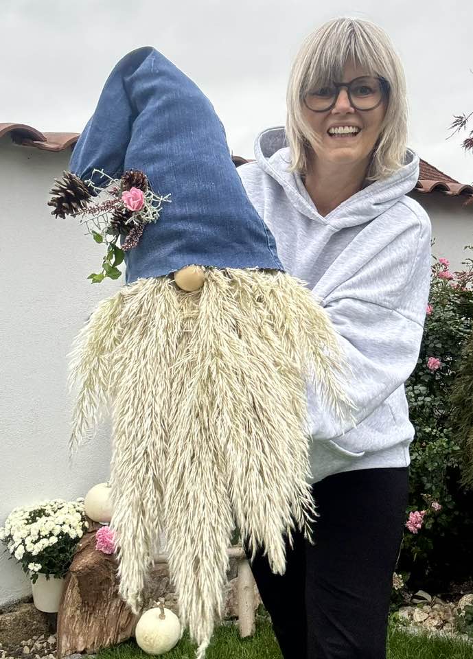 DIY Herbstwichtel aus alter Jeans und Pampasgras 💕👖💕 Ihr findet das Tutorial für diesen Wichtel in meinen Videos, ein tolles Upcycling und wirklich einfach gemacht👍 Viel Spaß beim Nachmachen! Wenn euch meine