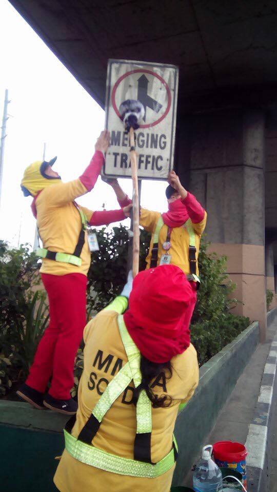 MMDA - [Admin 14] Flushing/ Cleaning of Traffic signage's,...
