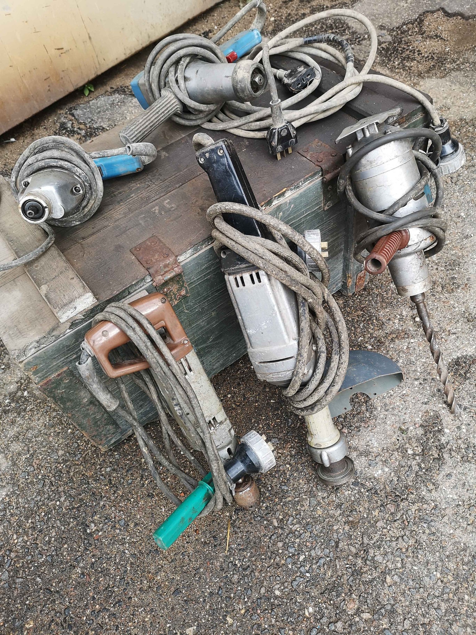 Elektros keitiklis 380v.-220v keičia į 36v. 200hz. Naudojamas