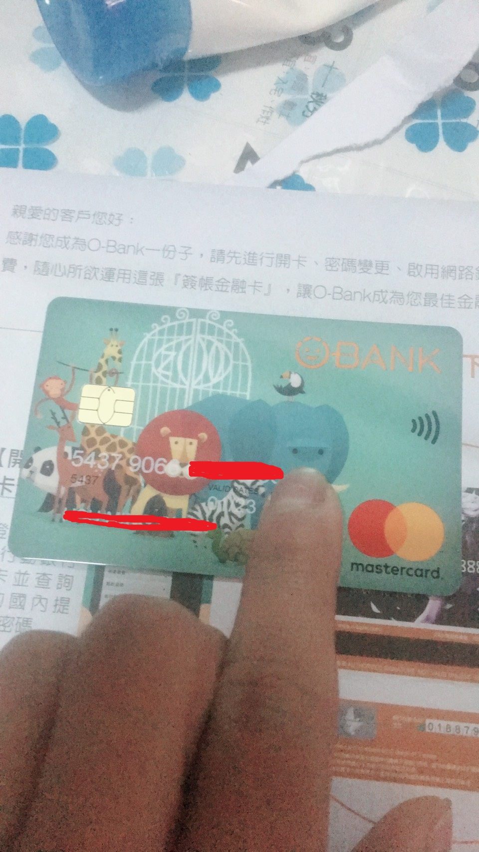 台灣行動支付 網友分享給我他新辦的王道銀行一卡通聯名簽帳金融卡 照片上可見目前新的卡片卡號是平字 舊版是凸字 可 Facebook