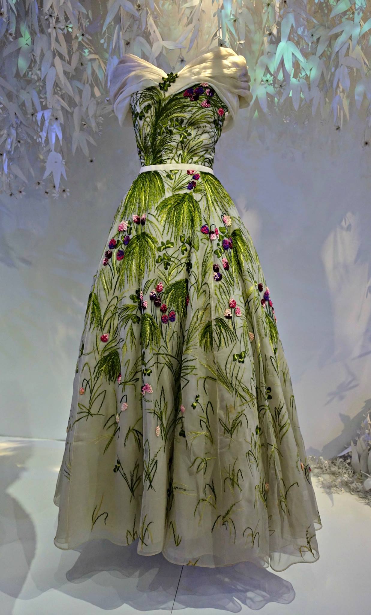 dior 2017 green dress The Christian exhibition in Paris was unforgettable. So many gorgeous gowns, accessories and so much fashion history on display! More photos and a recap at link: https://unefemme.net/2017/11/christian-dior -exhibition-paris.html LowStock:44230513033267