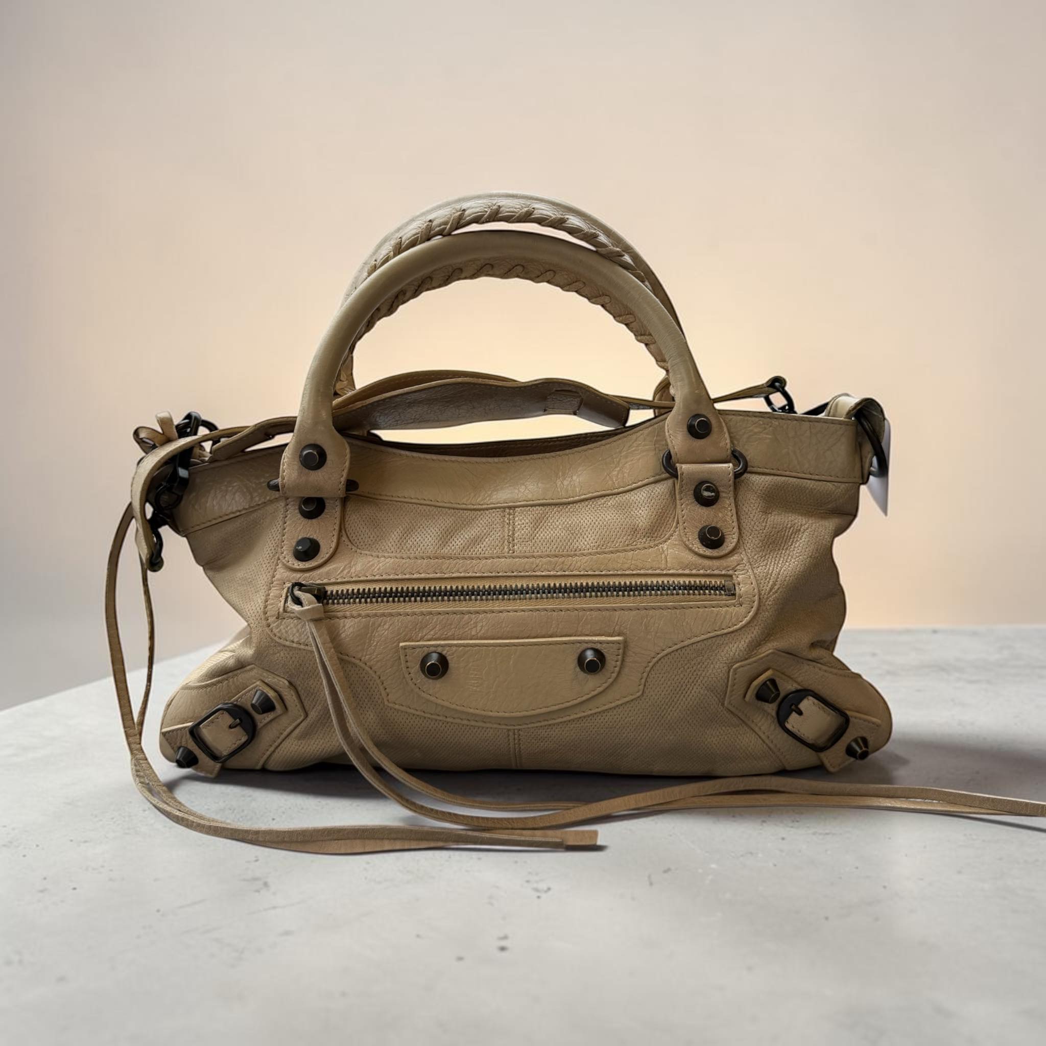 ✨ Balenciaga Classic City Bag ✨ The ultimate Y2K icon — soft 