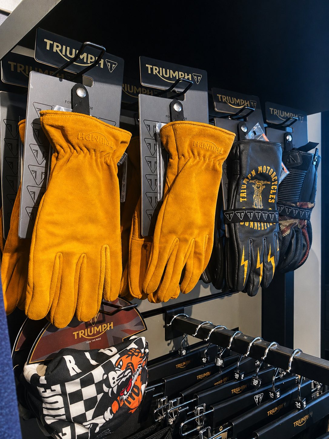 バイクウェア・装備 TRIUMPH BROOKDALE GOLD SUEDE GLOVE-M Checkout this weather in the UK ! 🤩 NEW in store this Sizzling