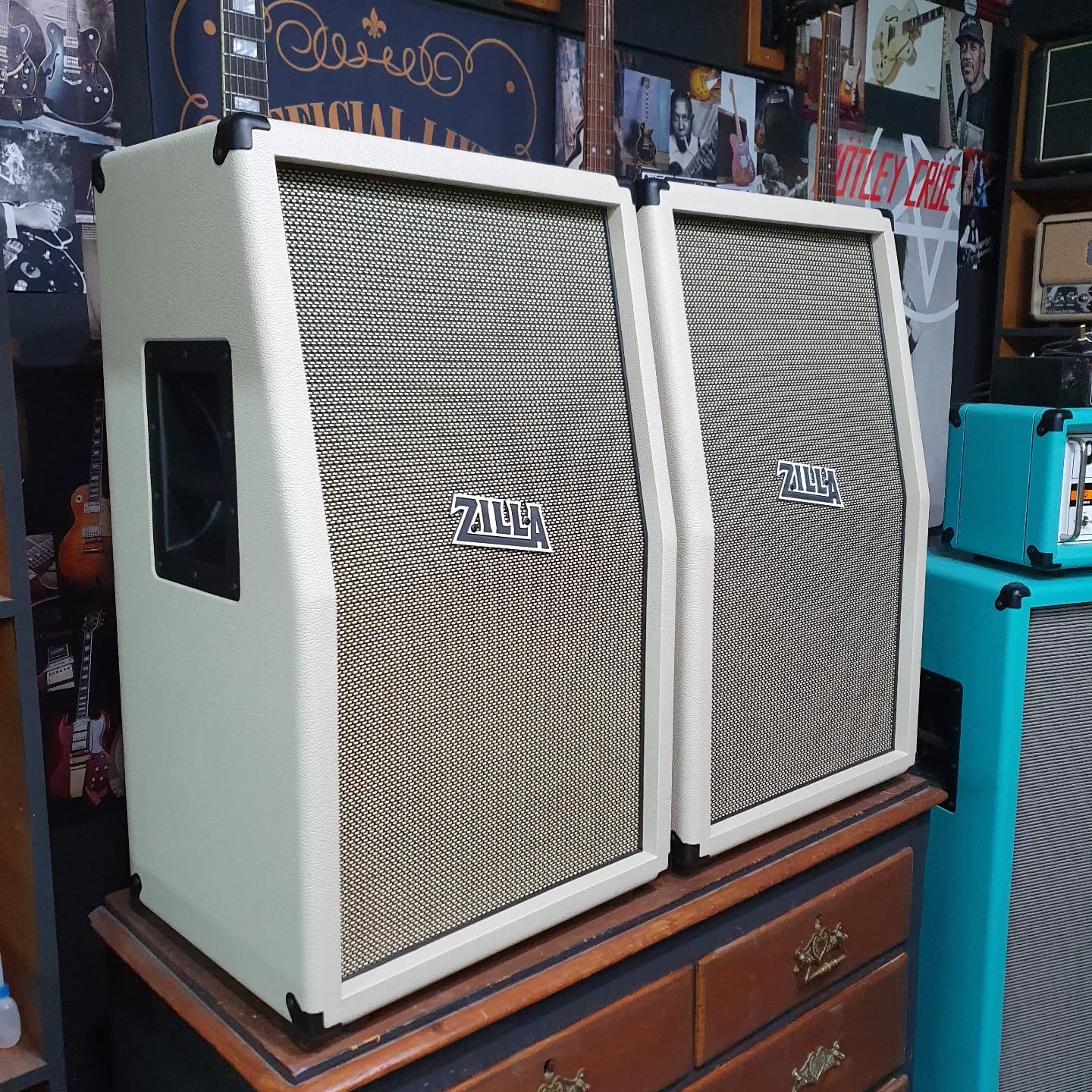 Zilla Cabs' ivory 2x12 guitar cabinet with black hardware