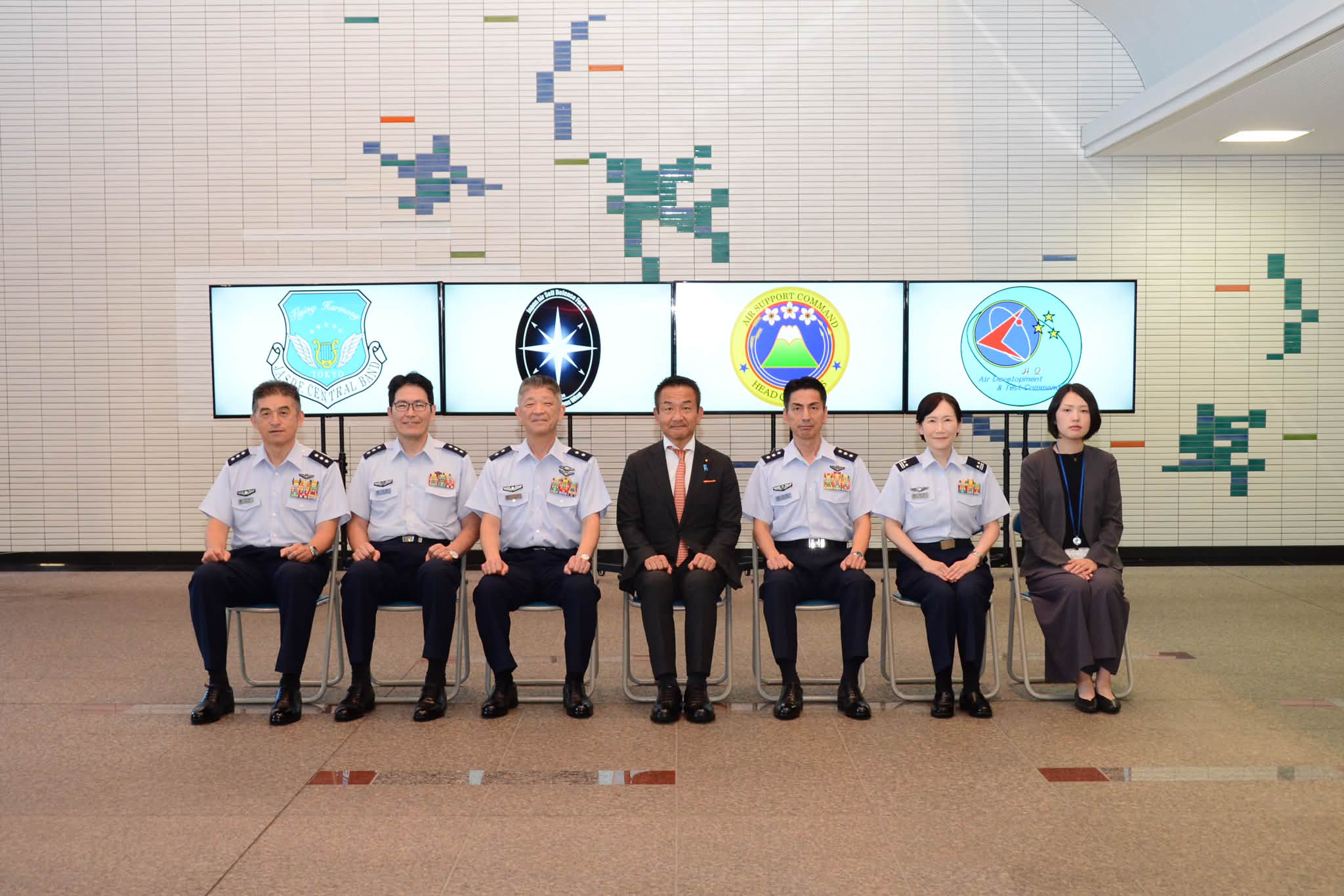 防衛省（Japan - 栄誉礼を受ける左藤副大臣