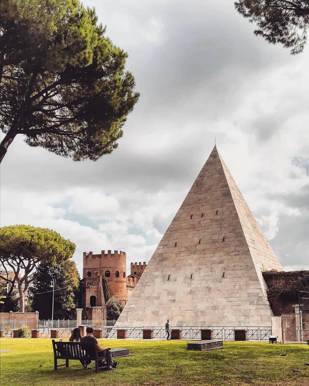 nomadatravel.col - ¿Sabías que hay una pirámide en Roma? 🏛 . La ...