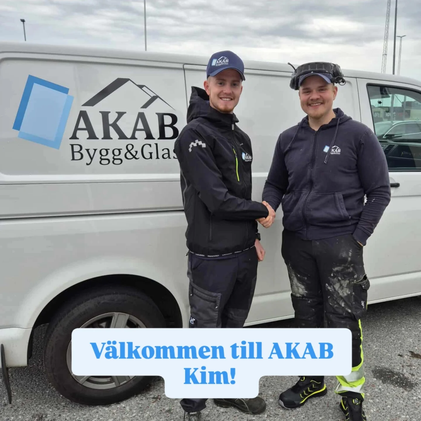 AKAB - Välkommen tillbaka, Kim Efter en tid som lärling för några år ...