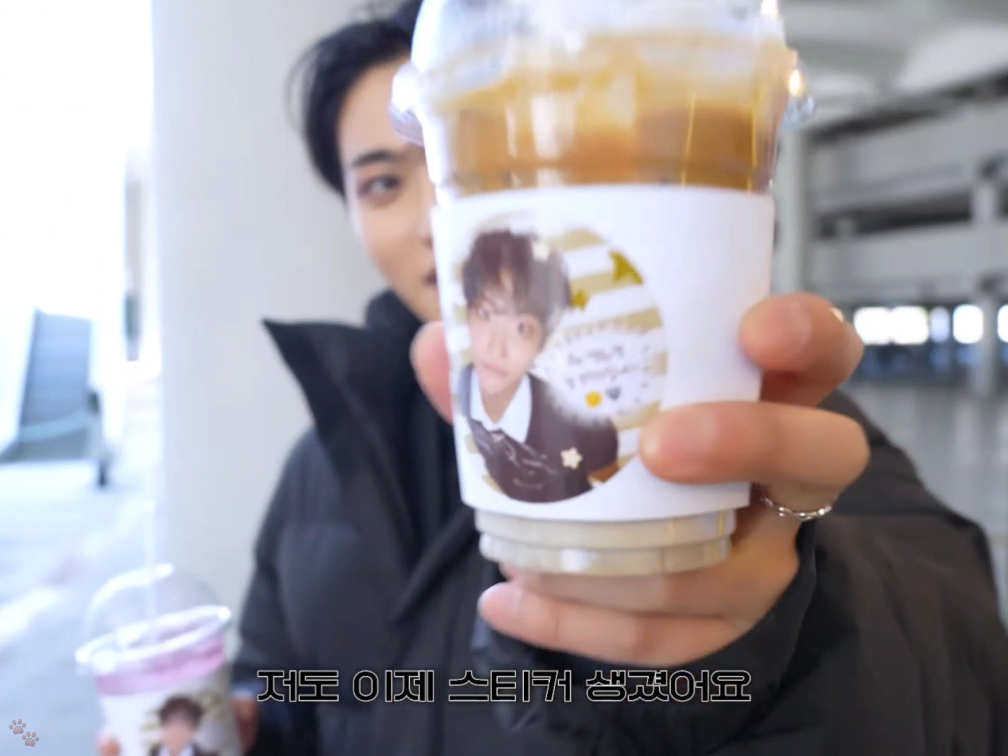 Yunho picking this particular photo of Seonghwa for his coffee 