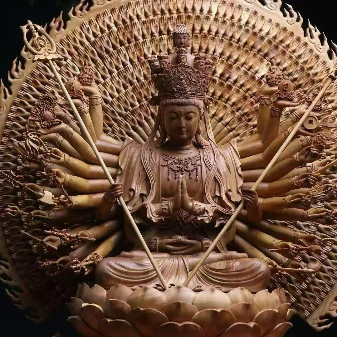 印度老山檀香百年成材，名师清刀精雕数月，42臂千手错落如莲，法器暗藏