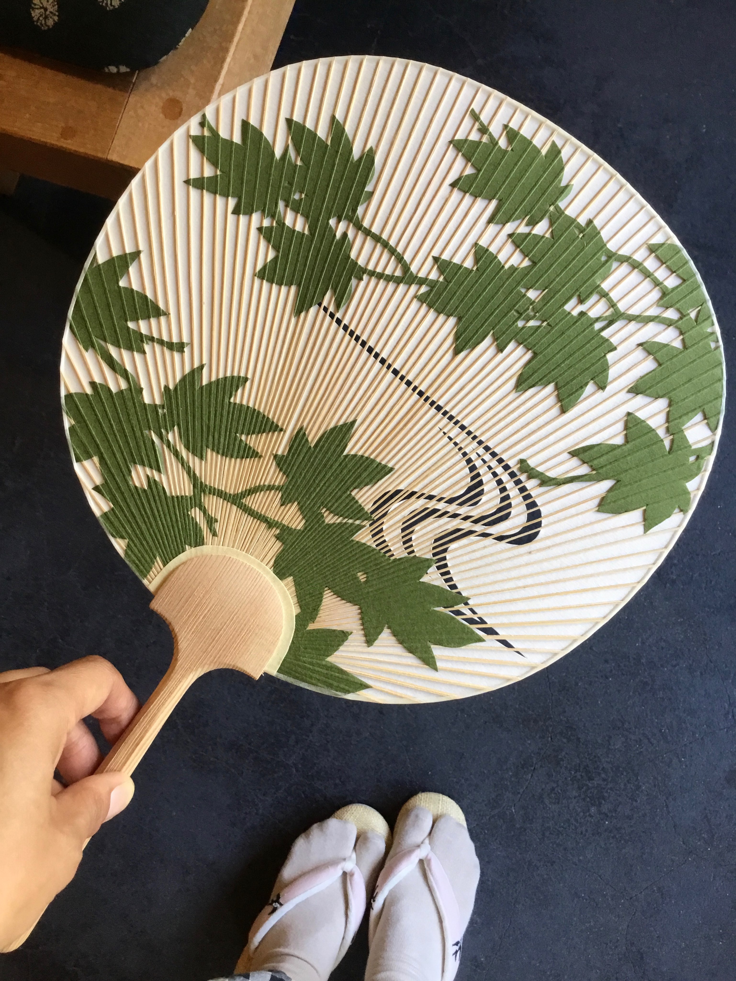 並型両透かしうちわ 波にかもめ 13,200円(税込)竹台付きお箱入 #京