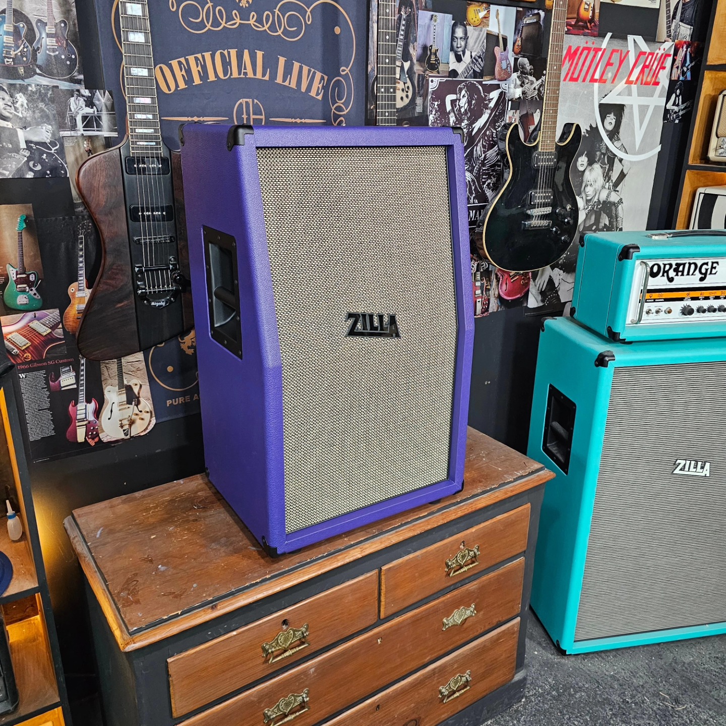 L ヒザデル パープル Purple tolex finish on a Zilla Cabs guitar cabinet