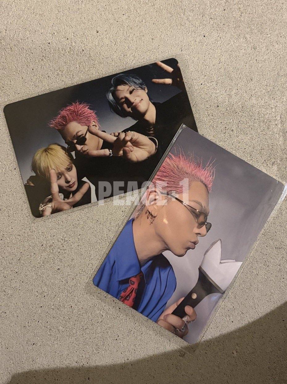 New BIGBANG photocards!!! 💛 They're holding the lightstick