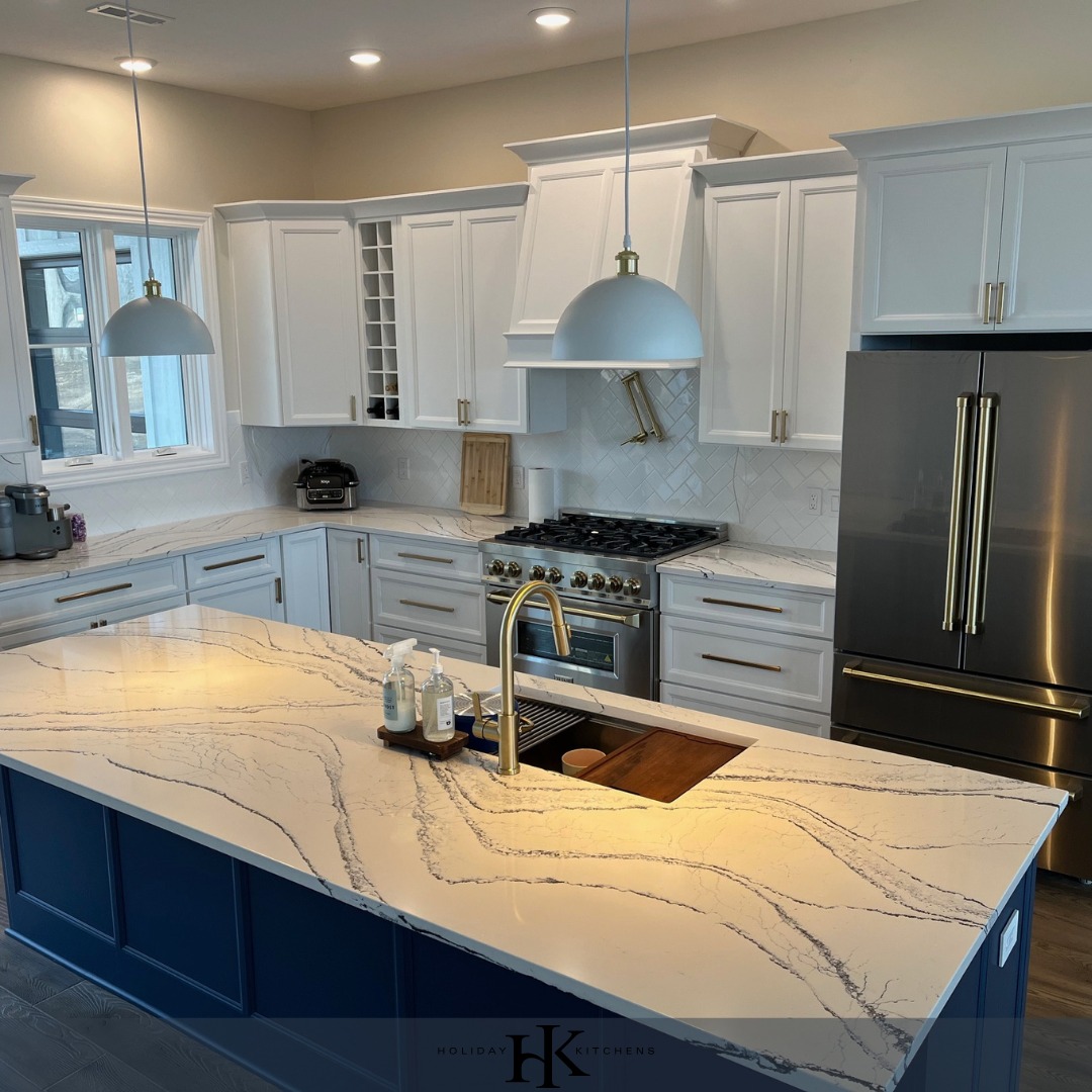 A kitchen made for color lovers🎨... - Holiday Kitchens | Facebook