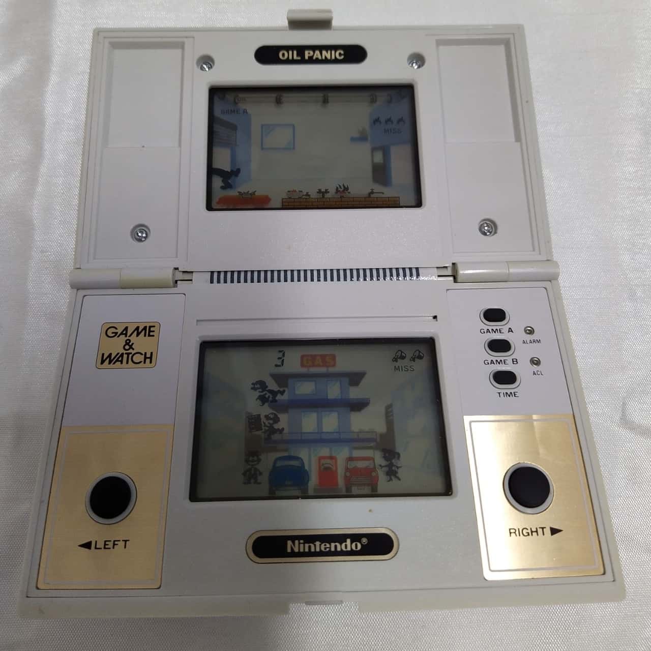 任天堂ゲーム Oil Panic is a Nintendo Game & Watch game released as the first of