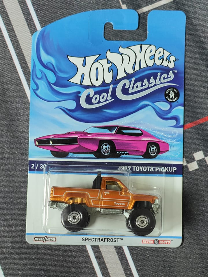 DiecastTalk Toyota 1985 Hilux Xtracab SR5 4x4 Black Chrome with