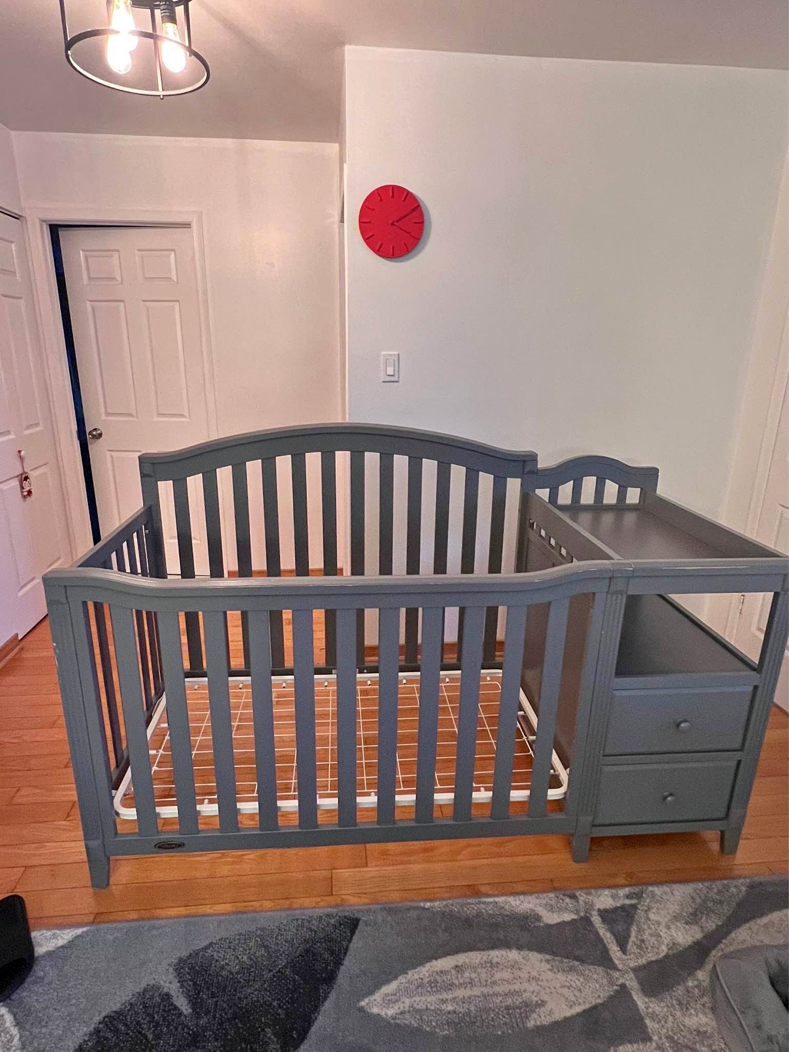 Baby crib with changing table/ avec table à langer - Cribs - Sainte