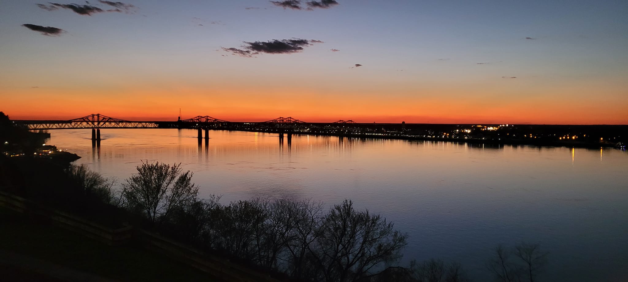 Sunset over Mississippi River and bridge in Natchez, MS. Photo's
